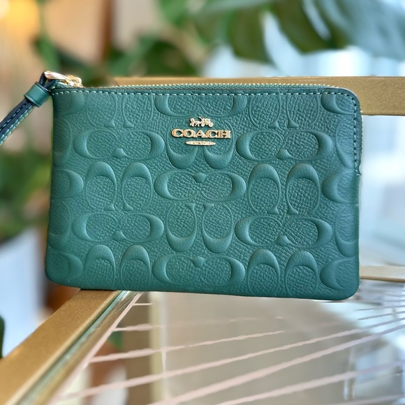 NWT Coach Embossed Matte Textured Forest Green Corner Zip Wristlet Signature C’s - Picture 11 of 11